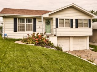 2218 S 41st St, Omaha, NE 68105