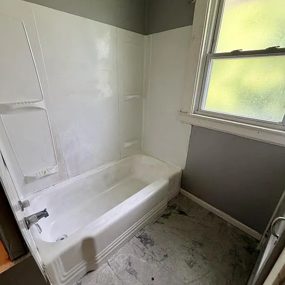 1725 Midland Ave — Photo 9