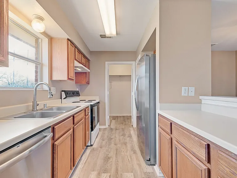 216 Modene St — Photo 10