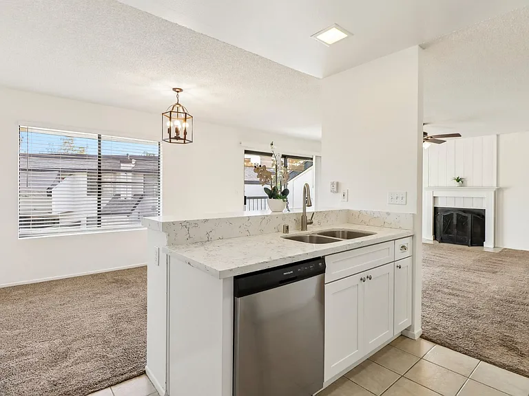 450 W Vermont Ave — Photo 14