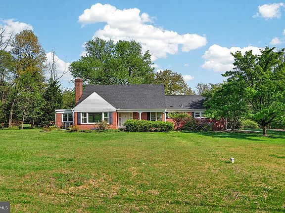 3rd image of 1702 Pemberton Rd