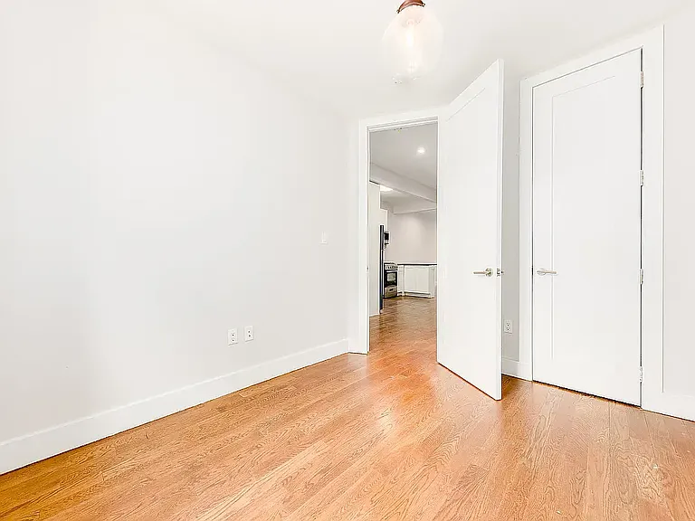 1212 Kings Hwy #2 — Photo 3