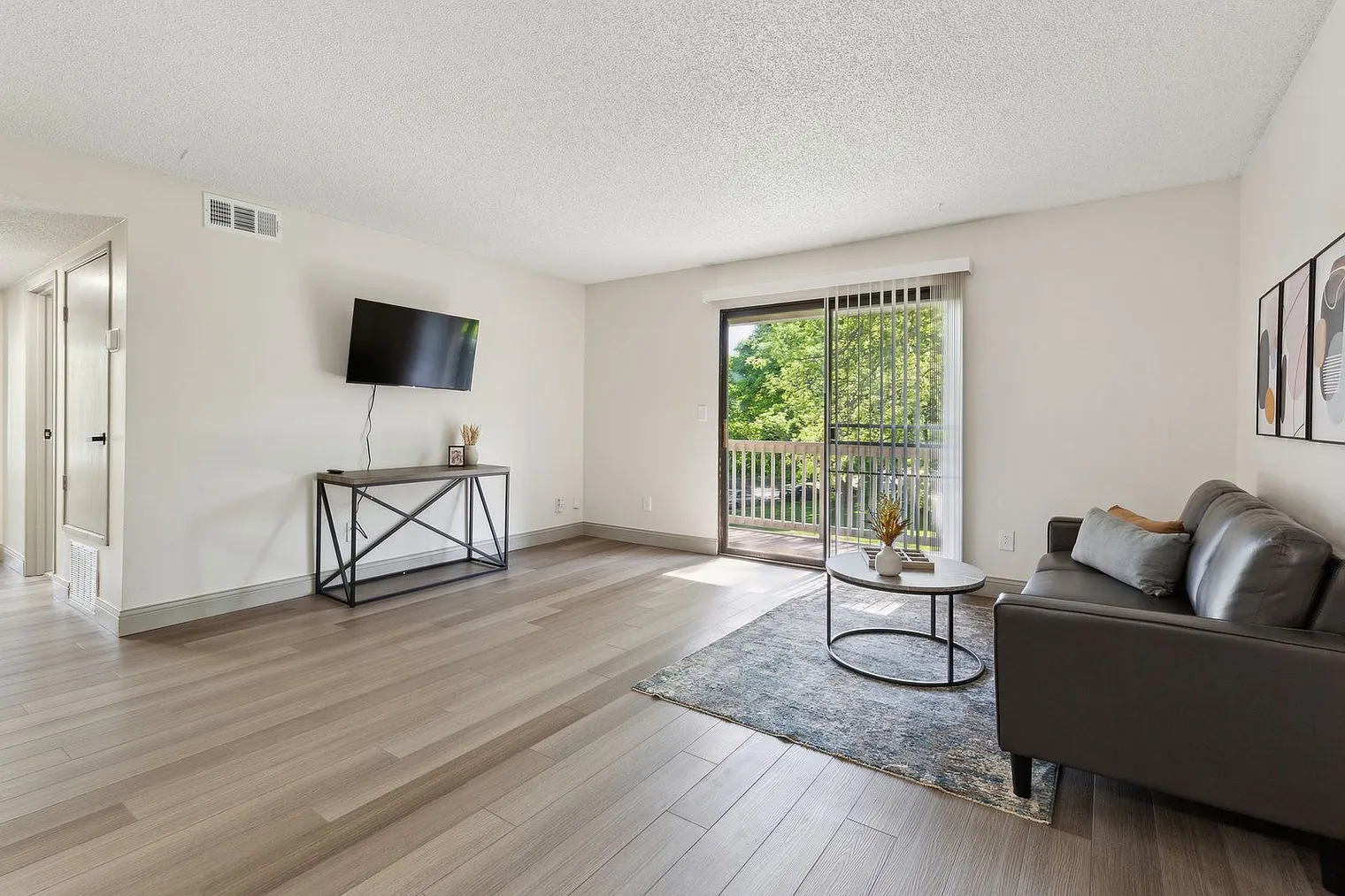 2 bed, 1.0 bath, 893 sqft, $2,171 — Photo 1