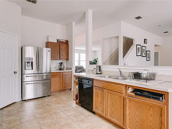 5th image of 916 Oakcrest Dr