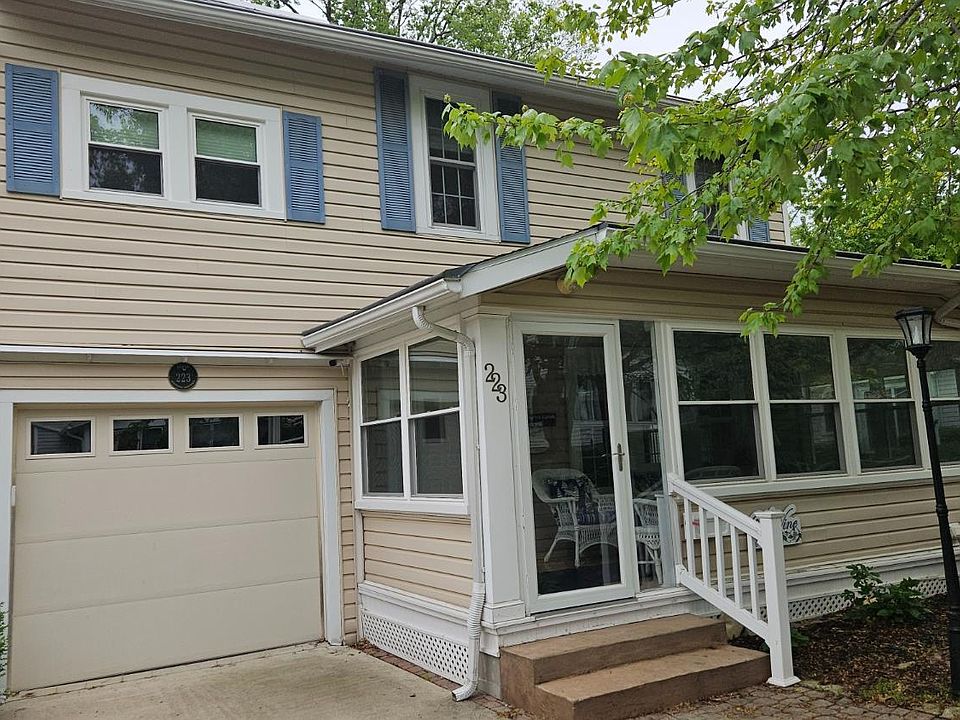 1st image of 223 Vine Ave
