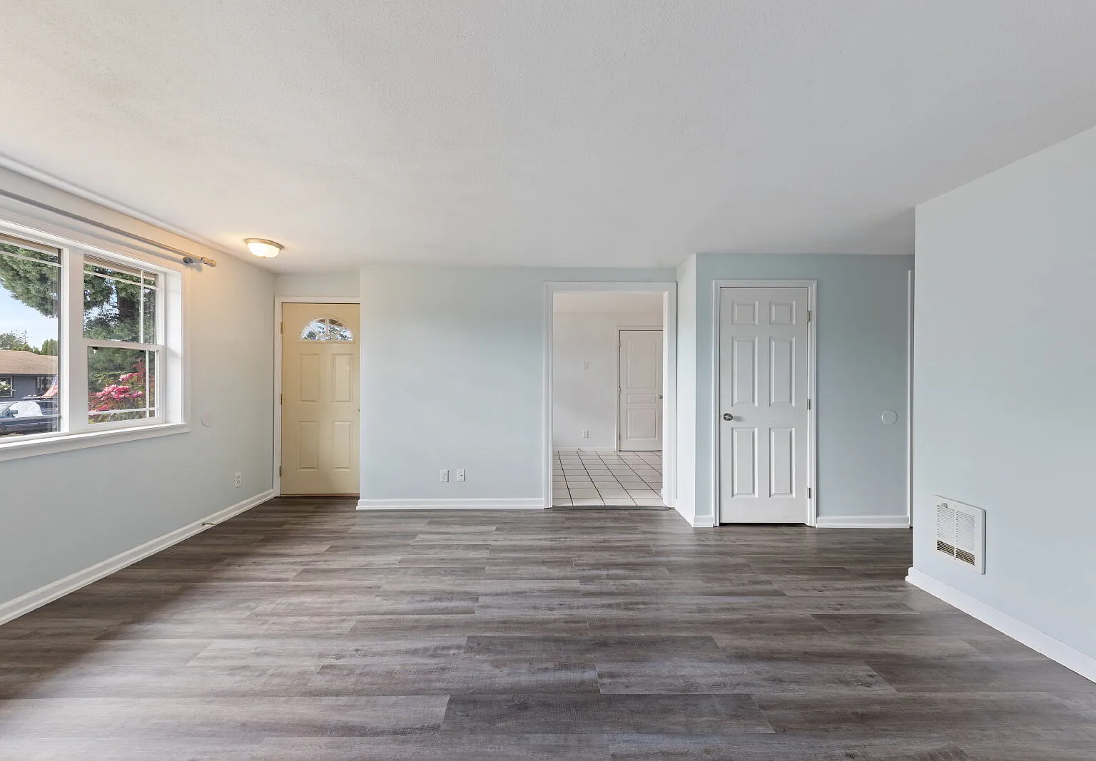 3 bed, 1.0 bath, 1024 sqft, $2,100 — Photo 4