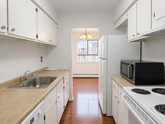 2nd image of 280 Bridgewater Rd #J5