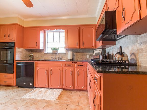kitchen w/ tile back splash