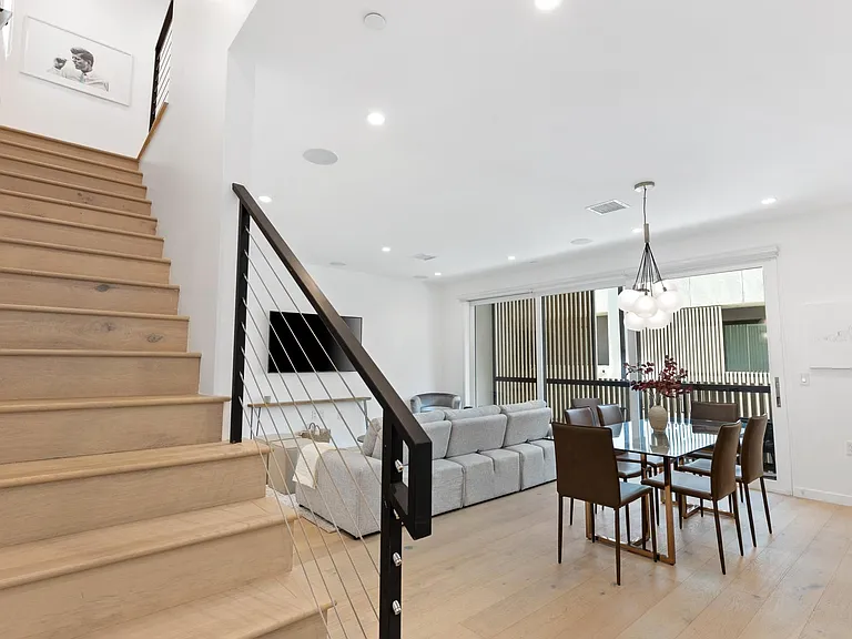 3 Levels to this Hollywood Gem