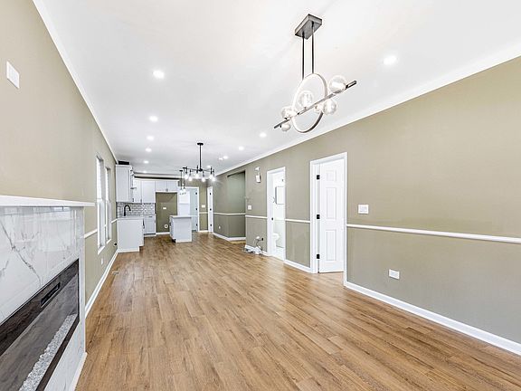4th image of 117 E 104th Pl