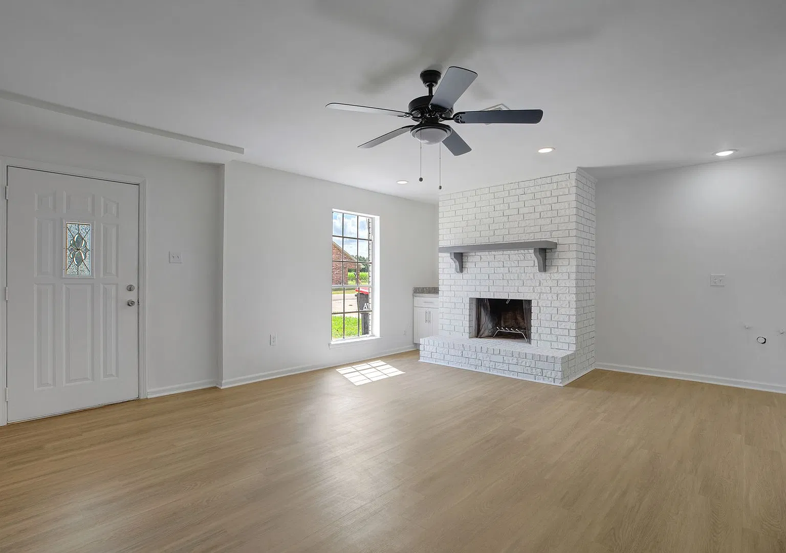 Rare Find, Remodeled Townhome in Duson! — Photo 4