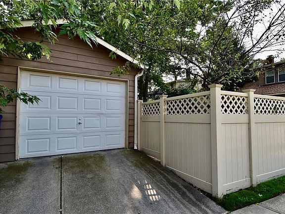 4th image of 1551 Clarence Ave