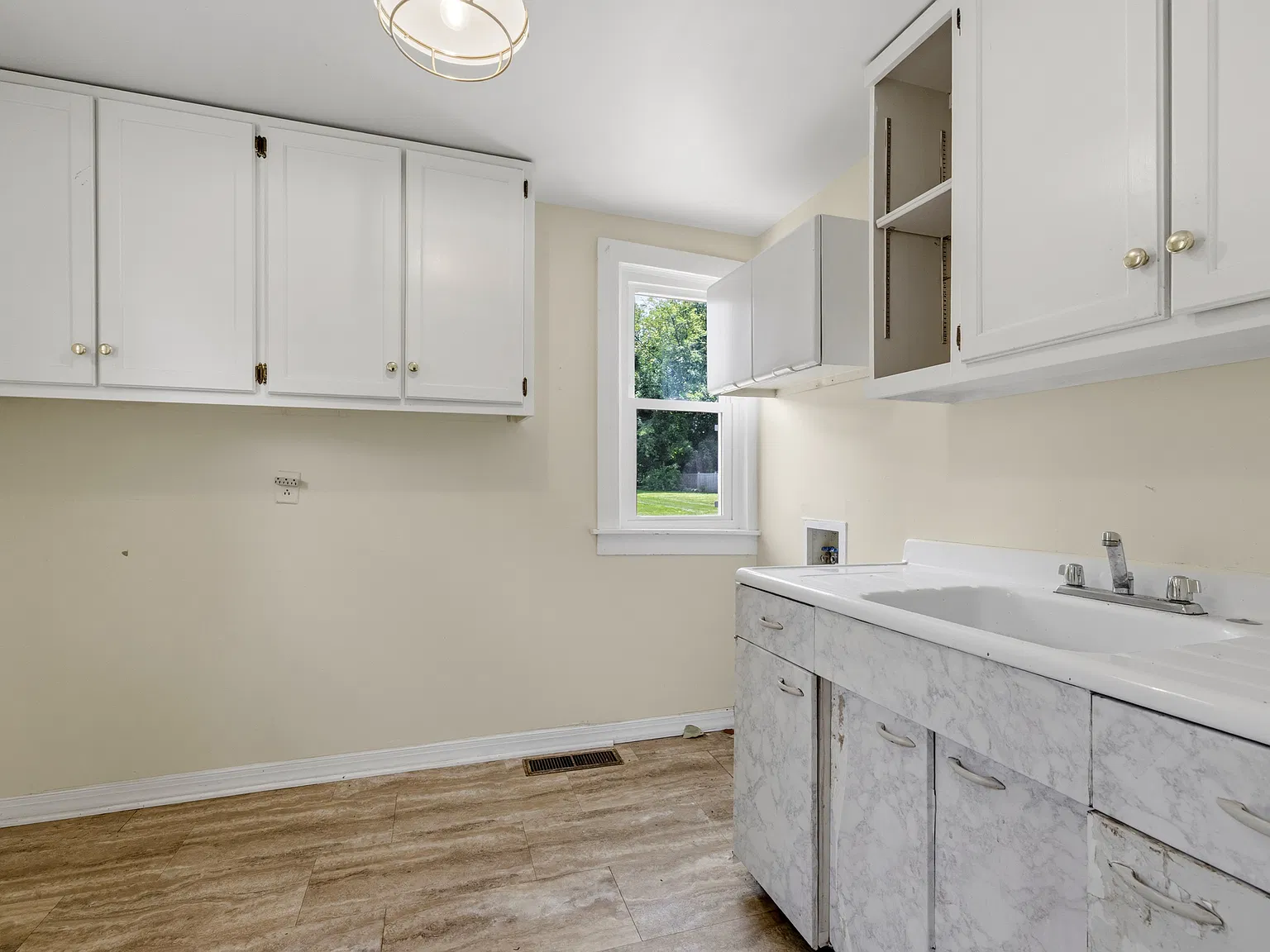 5 bed, 2.5 bath, 2800 sqft, $2,300 — Photo 4