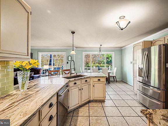 4th image of 27 Fox Farm Ln