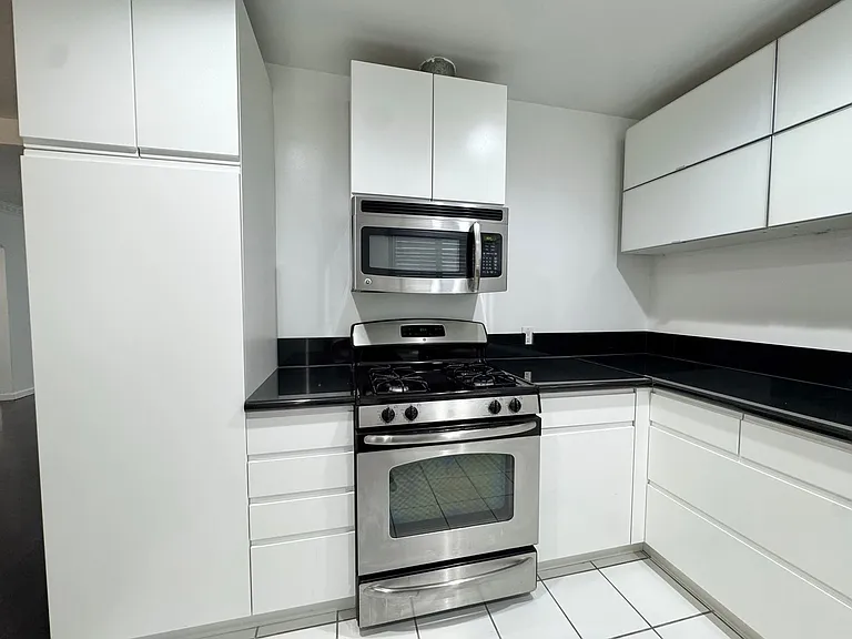 307 S Clark Dr — Photo 10