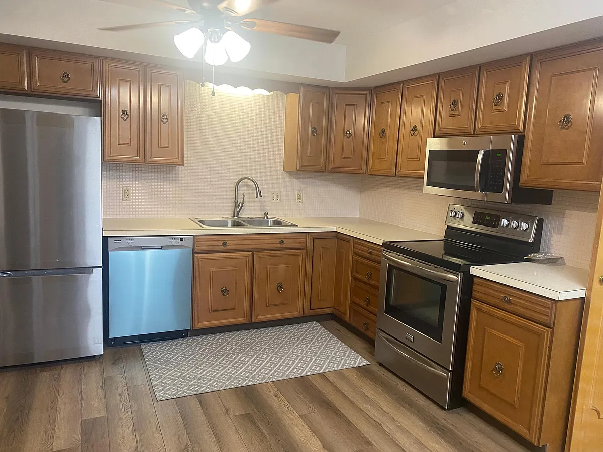 Kitchen with all appliances - 104 Winston Pl #D