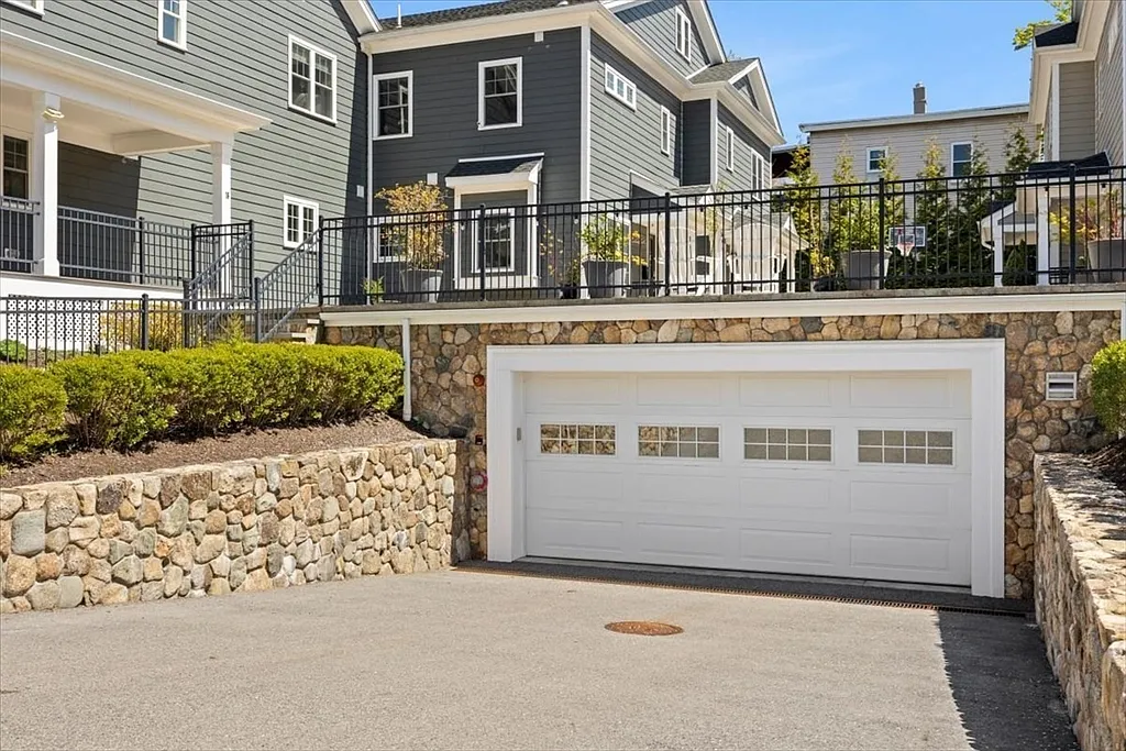 4 bed, 3.5 bath, 3020 sqft, $7,300 — Photo 4