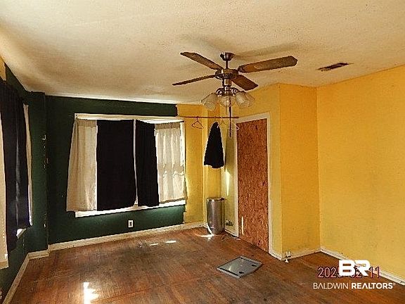 4th image of 559 Williams St