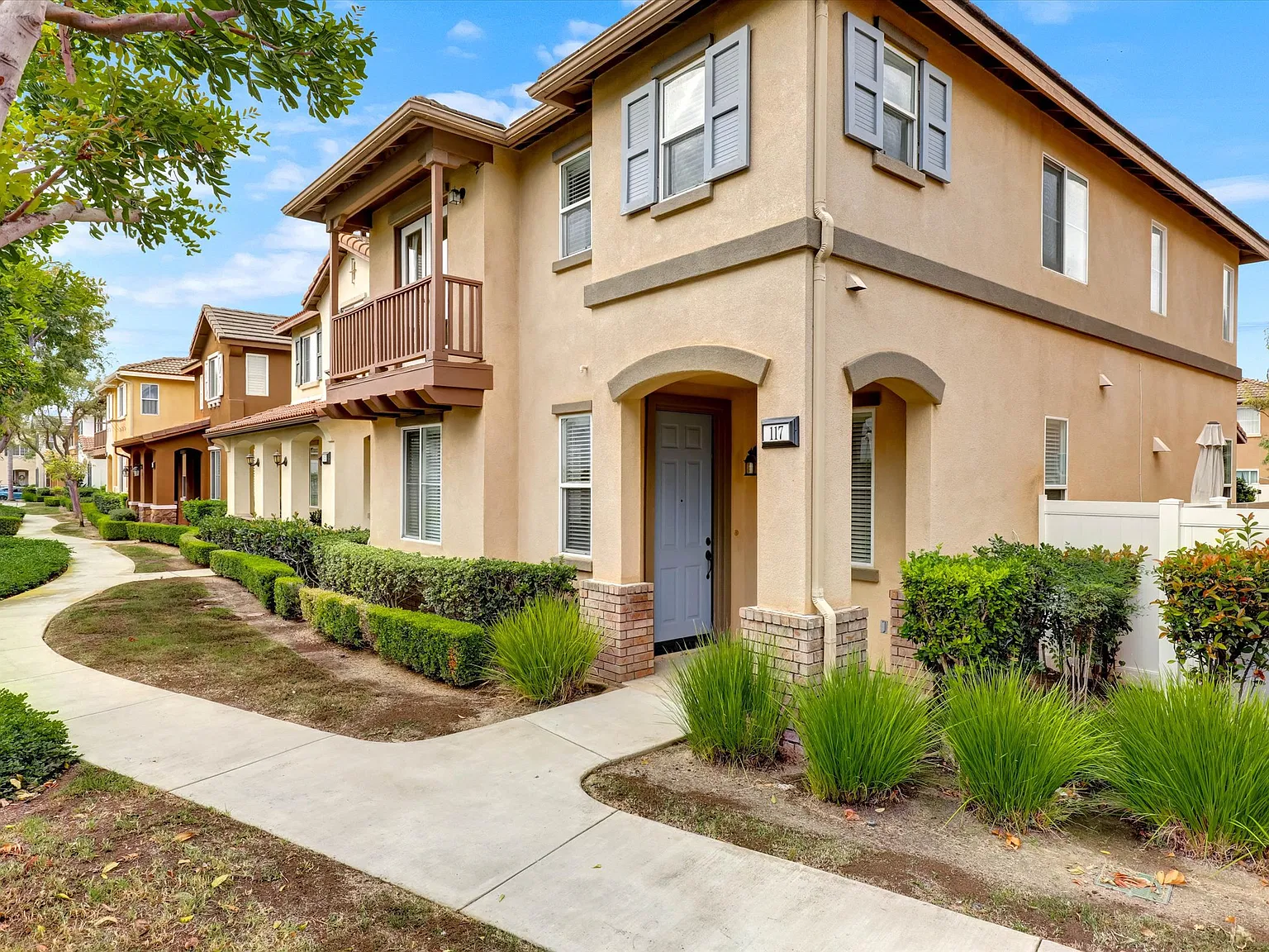 3 bed, 2.5 bath, 1714 sqft, $4,800 — Photo 1