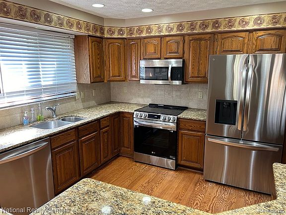 4th image of 6572 Ridgeview Dr