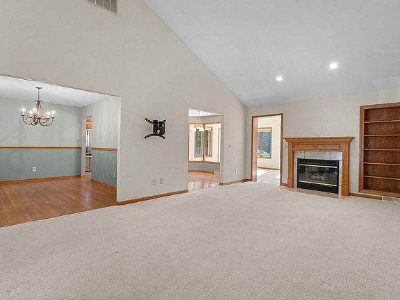 2nd image of 715 Riverview Dr