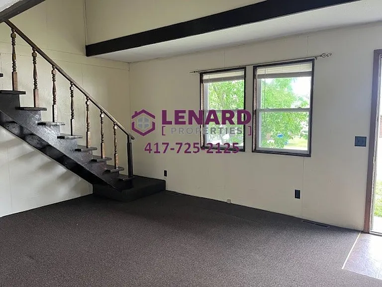 239 W College St — Photo 3