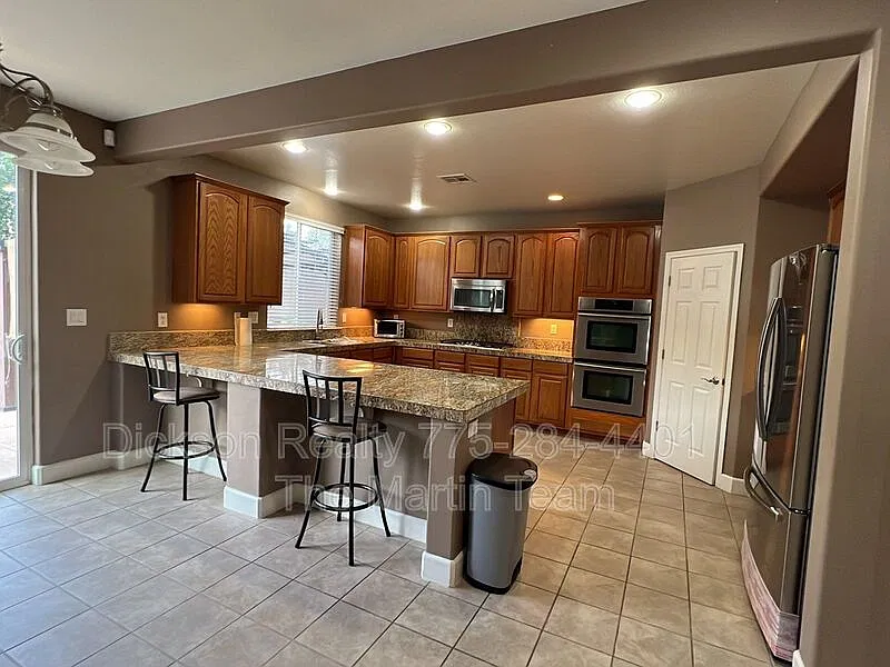 4 bed, 2.5 bath, 2965 sqft, $3,100 — Photo 2