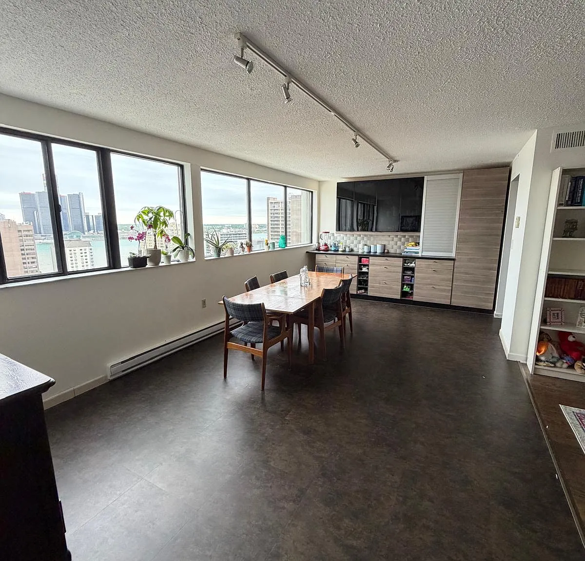 2 bed, 1.5 bath, 1042 sqft, $2,150 — Photo 3