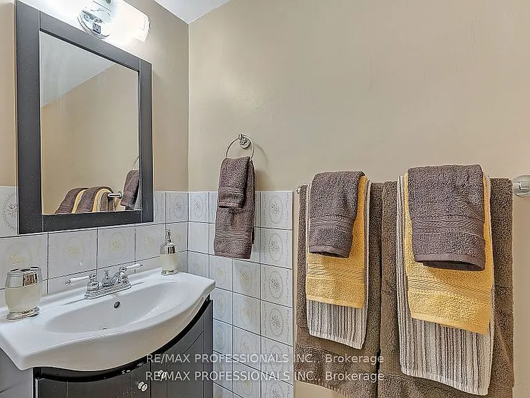 124 Panter Cres #LOWER — Photo 20