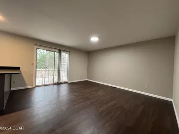 105 Bogey Cir #B, Carl Junction, MO 64834