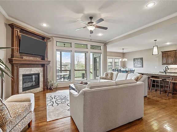 4th image of 1696 NE Parkwood Dr
