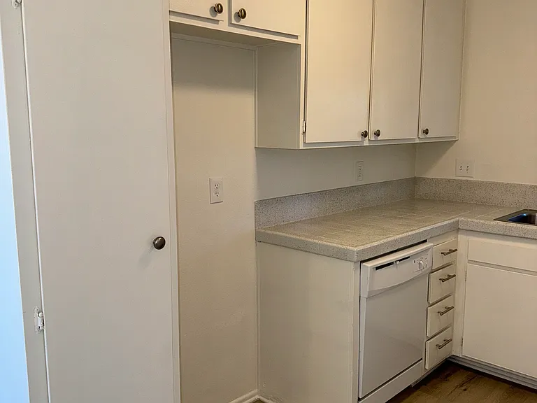 2321 E Commonwealth Ave #23 — Photo 9