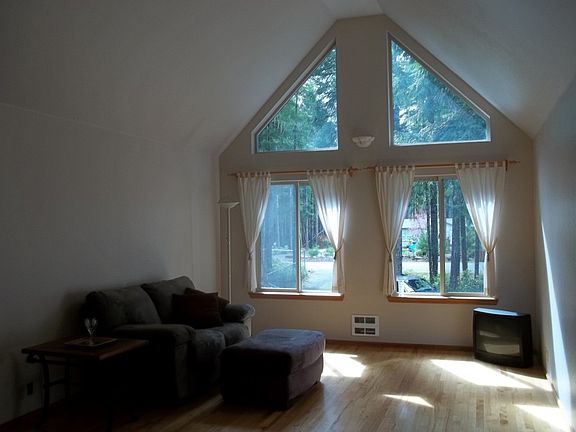 4th image of 281 N Lake View Dr
