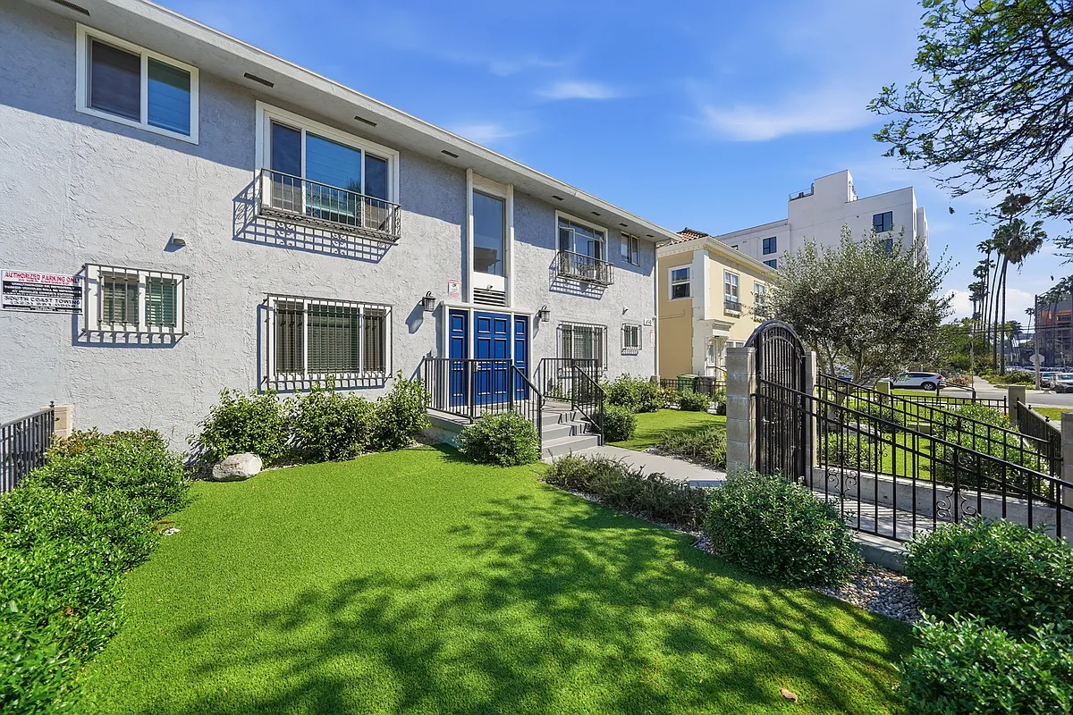 Building Photo - 450 S Manhattan Pl #12