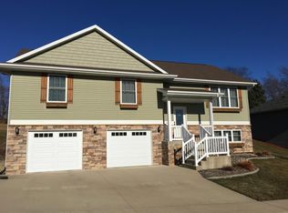 3365 Peach Tree Ln, Dubuque, IA 52002