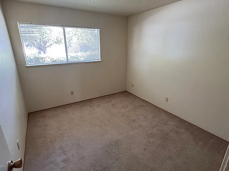 33-35 Simmons Way — Photo 7