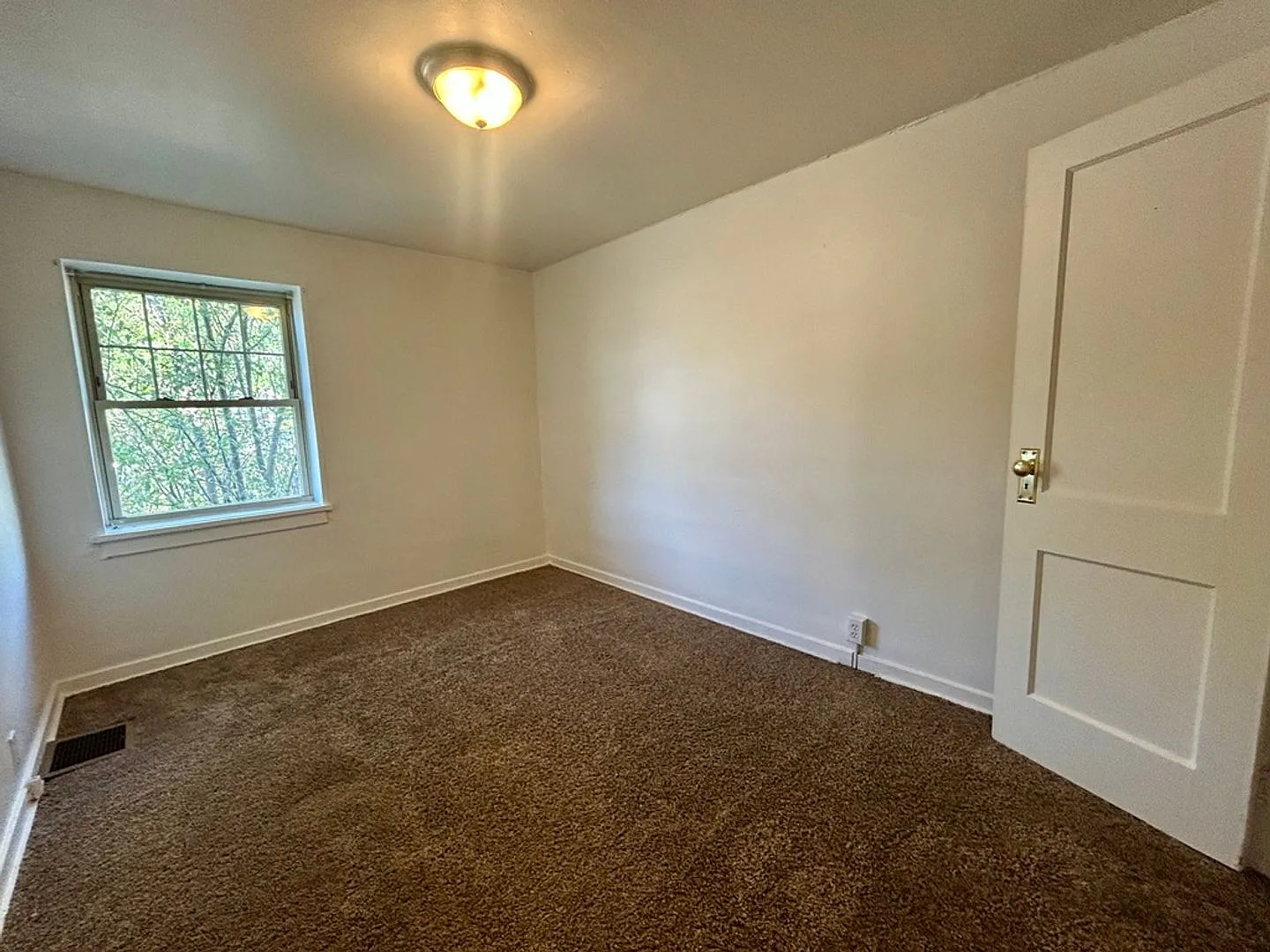 Spacious 3 Bedroom Townhome — Photo 3