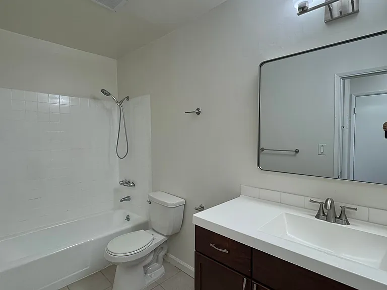 1150 N Normandie — Photo 13