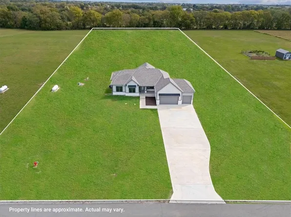 13511 Woodland Ranch Dr, Lone Jack, MO 64086