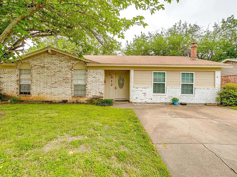 812 E Prairie View Rd — Photo 1