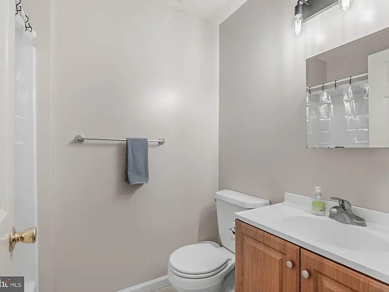 413 Beach Ave W #B — Photo 9