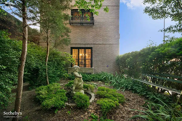 Sold by Sotheby's International Realty | media 11