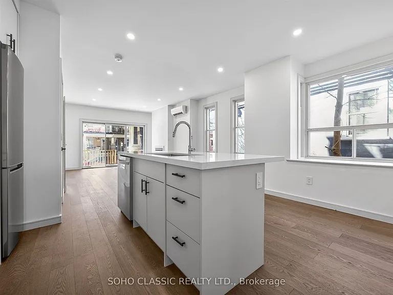 23 Fernwood Park Ave #MAIN FLOOR — Photo 3