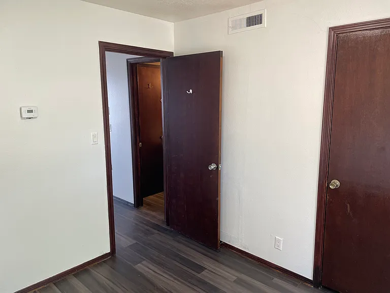 Renovated 2nd Floor Nob Hill 1 Bedroom w/ Ref Air & Balcony! — Photo 7