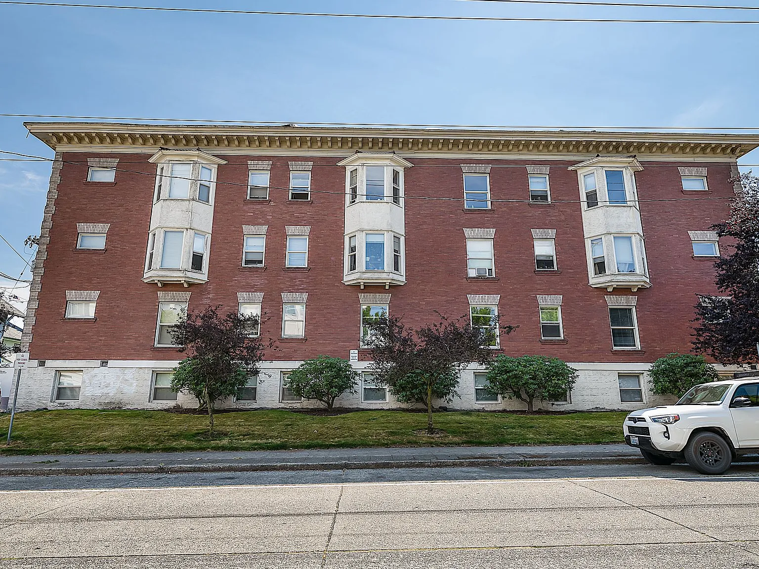 Elegant Renovation! HUGE 1 Bed 1 Bath Available Now! — Photo 3
