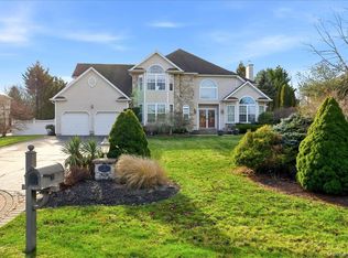 2 Pondside Court, Mount Sinai, NY 11766