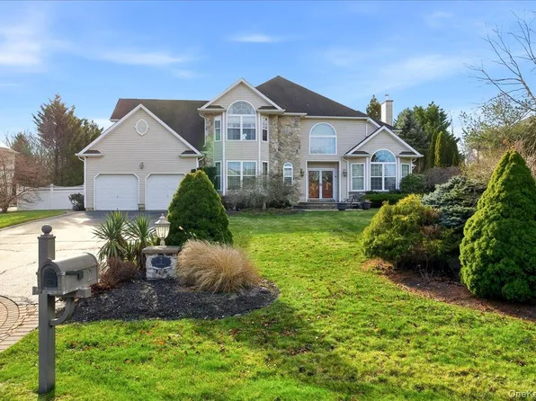 2 Pondside Court, Mount Sinai, NY 11766
