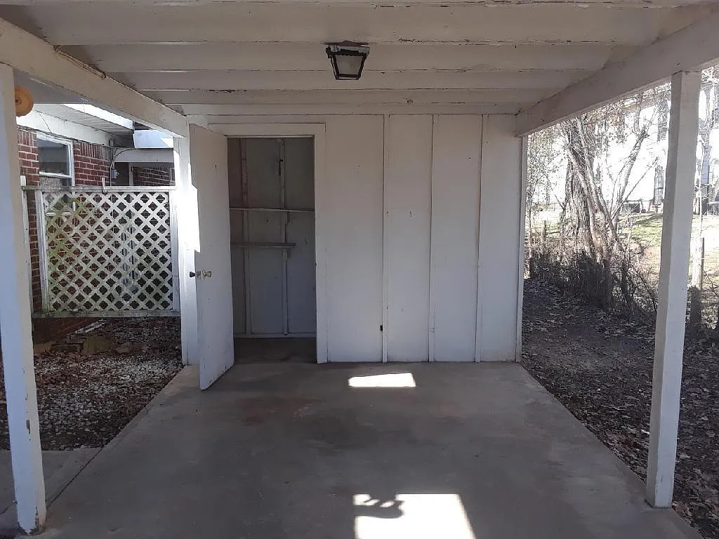 1305 N Leverett Ave — Photo 4