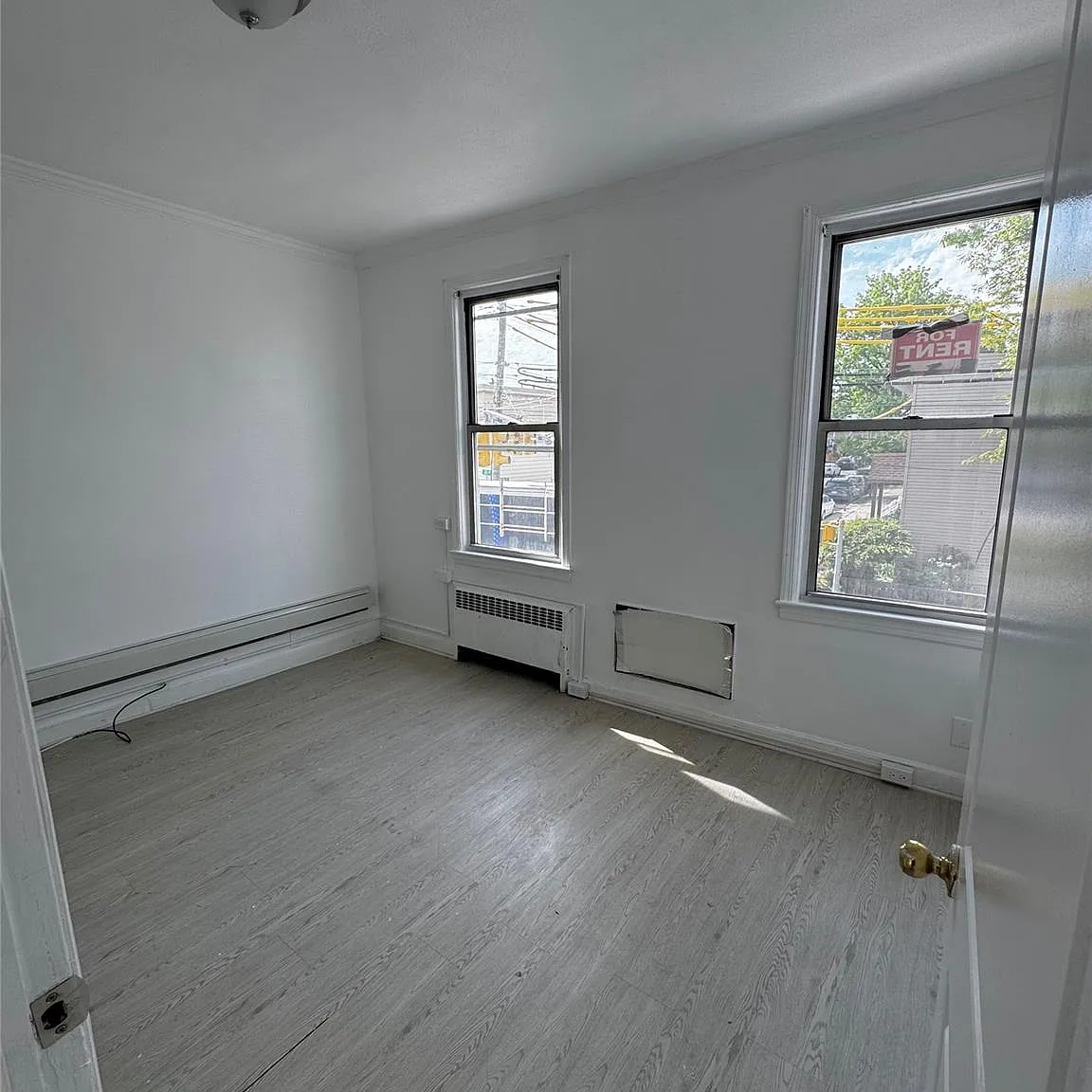 5 bed, 1.0 bath, 4025 sqft, $3,800 — Photo 3