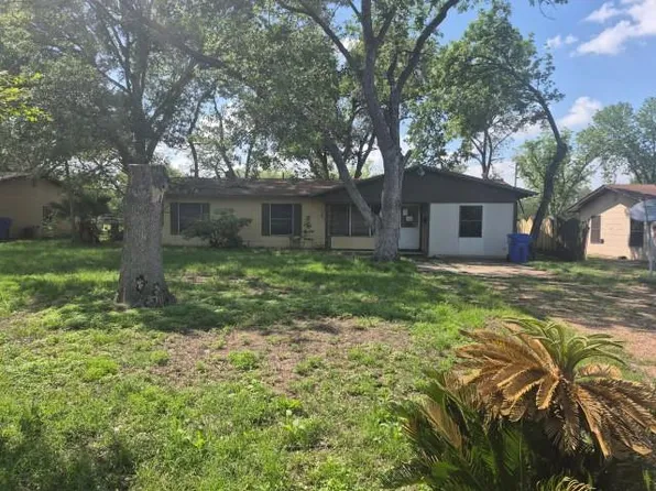 404 Svoboda St, Yoakum, TX 77995